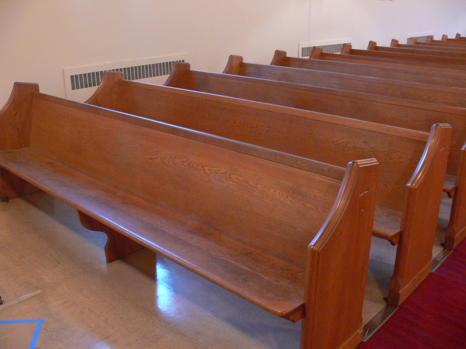 Nouveaux coussins de bancs d'église refaits avec mousse haute densité à l'atelier Atlas de Montréal — rembourrage de bancs pour Québec