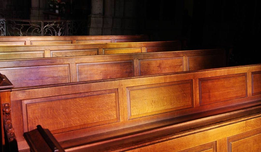 Banc d'église en bois refini, teinture renouvelée et fini scellé — réfinition de bancs d'église par Atlas Upholstering, Canada