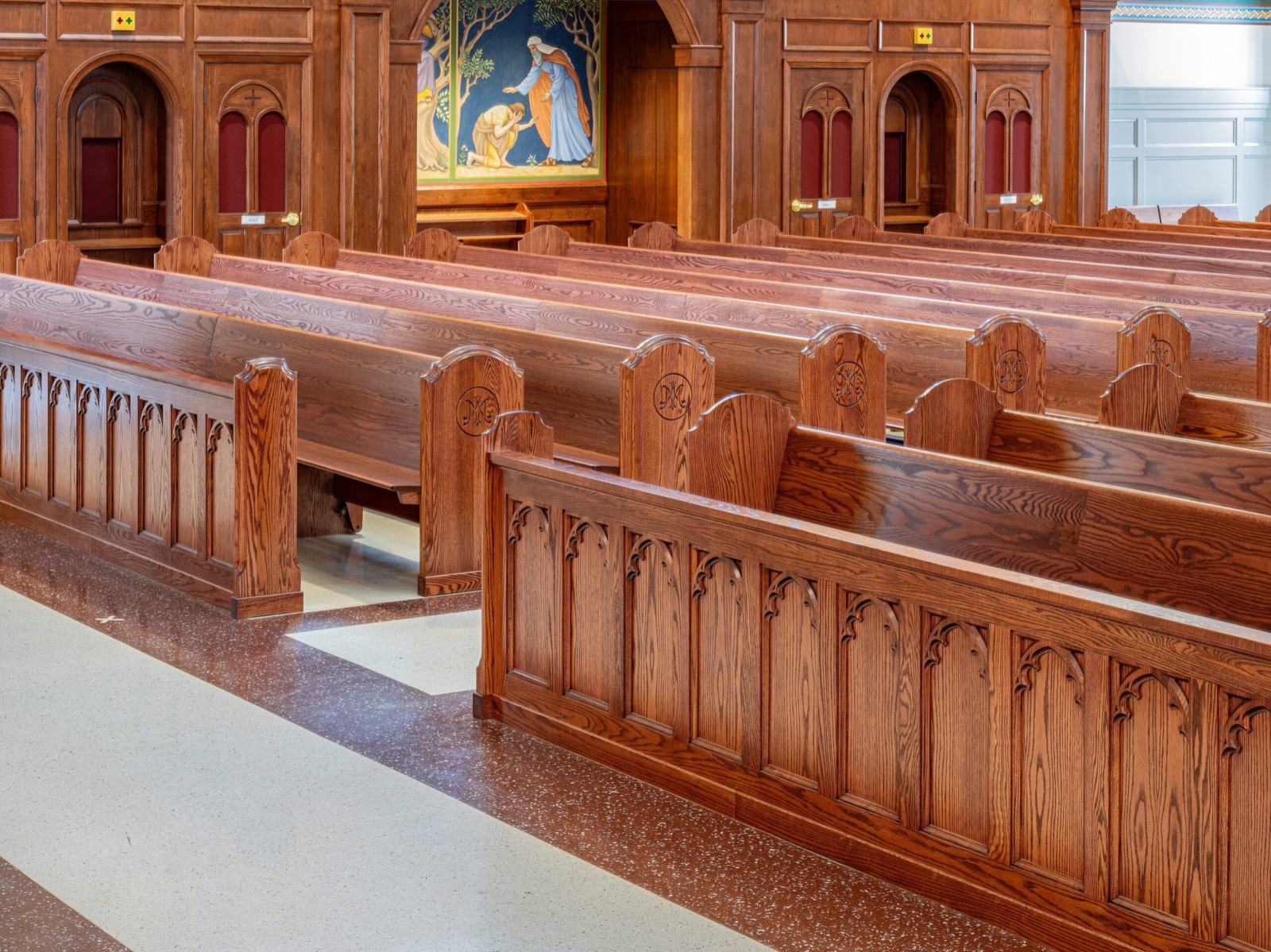 Cadre de banc d'église aux joints recollés et à la joue reconstruite — réparation de bancs d'église par Atlas Upholstering, Canada