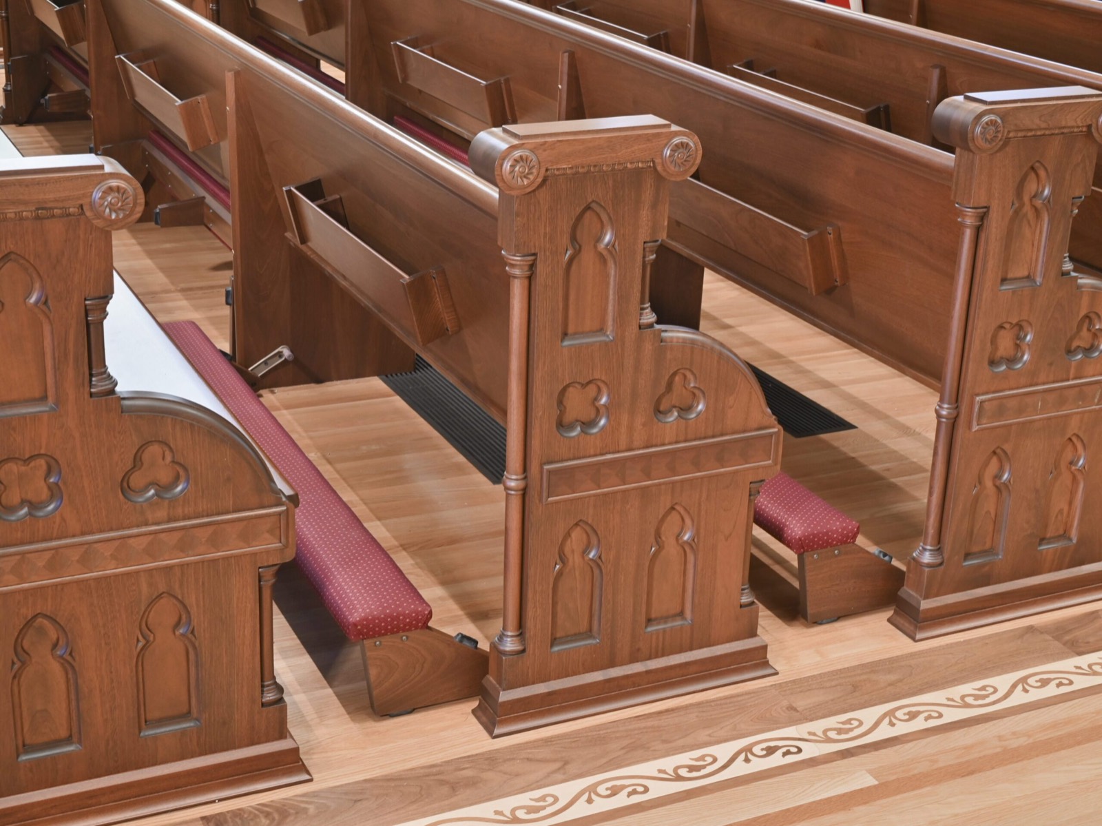 Cadre de siège en bois reconstruit avec joints recollés et nouveau rembourrage — restauration de bancs d'église pour les paroisses de Québec par Atlas Upholstering
