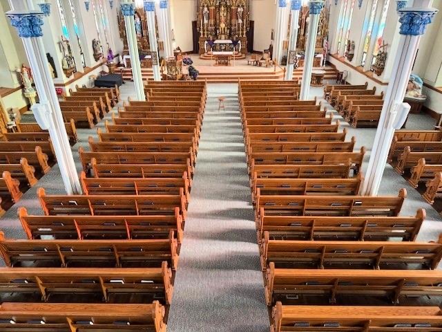 L'atelier Atlas de Montréal où les bancs d'église de Québec sont restaurés — travail d'établi et rembourrage