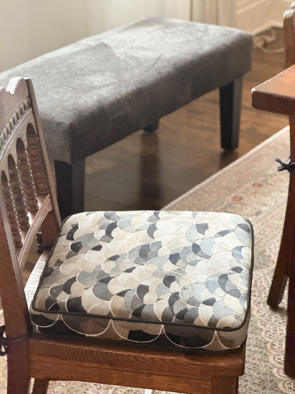 Coussins de banc refaits avec de la mousse haute densité à l'atelier Atlas — réparation de meubles Montréal